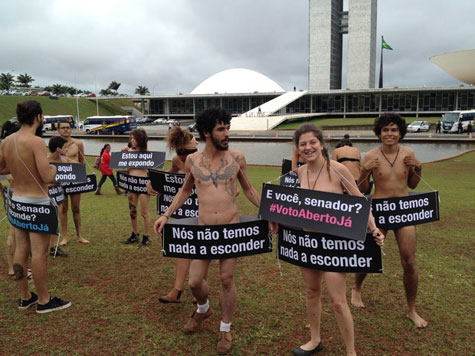 Manifestantes fazem protesto a favor do voto aberto em frente ao Congresso Nacional