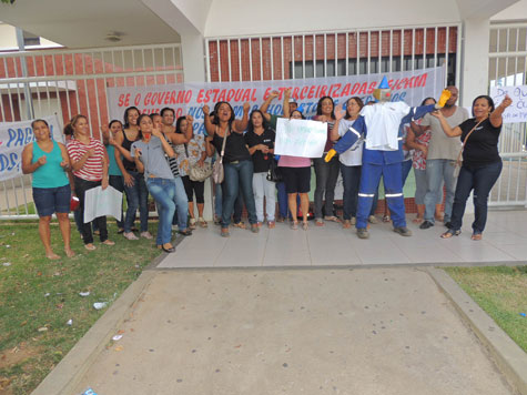 Em protesto, terceirizados do estado fazem manifestação e param aulas em Brumado