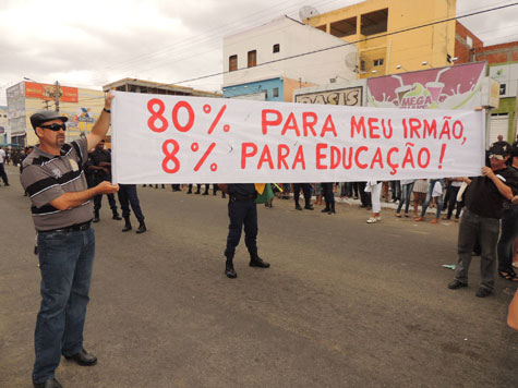 Brumado: Prefeito deixa praça antes da passagem do protesto dos excluídos