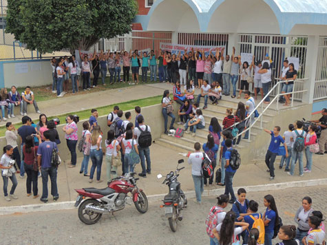 Em protesto, terceirizados do estado fazem manifestação e param aulas em Brumado