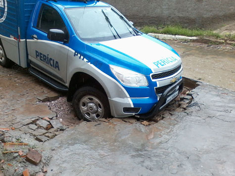 Brumado: Rabecão da polícia fica atolado em buraco