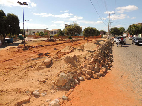 Brumado: Obras na Praça Heráclito Cardoso contrariam populares