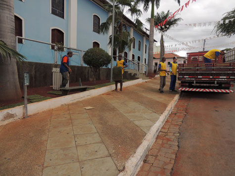 Brumado: Praça da Matriz passa por reforma e recebe gramado nos canteiros