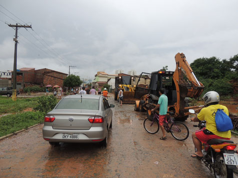 Brumado: Riacho do Bufão transborda e invade residências no bairro Santa Tereza