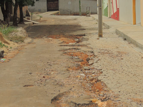 Brumado: Condutores entre o poste e os buracos na Rua Djalma da Silva Leite