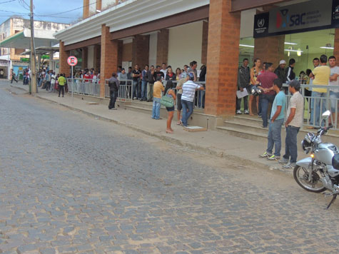 Brumado: População fica sem atendimento no SAC por conta da venda de lugar em fila