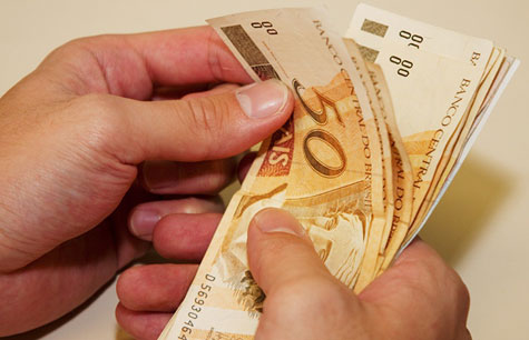 Governo prevê salário mínimo de R$ 722,90 em 2014