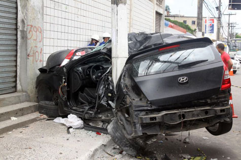 Salvador: Livramentense morre ao voltar da formatura da filha após bater carro em poste