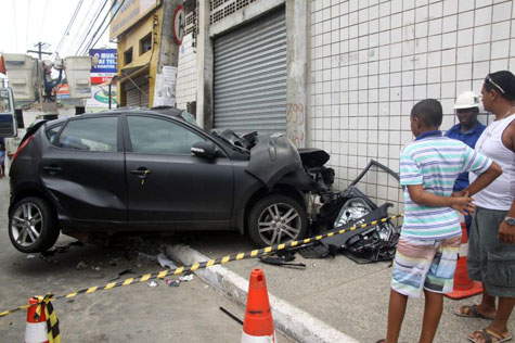 Salvador: Livramentense morre ao voltar da formatura da filha após bater carro em poste