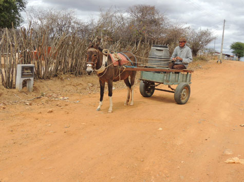 Brumado: Comunidade do Espinheiro recebe canalização da Embasa, mas continua sem água nas torneiras