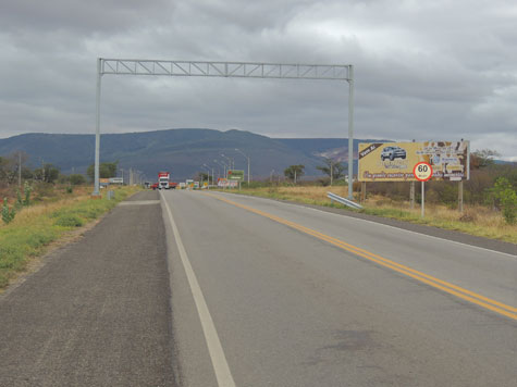 Brumado recebe postes com aros e placas de sinalização e de boas vindas