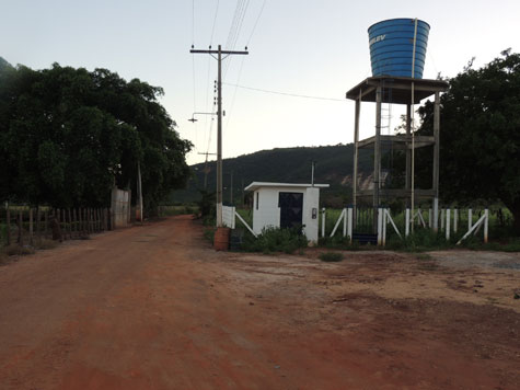 Brumado: Coelba liga energia no sistema de abastecimento da Embasa na Vila Pedra Preta