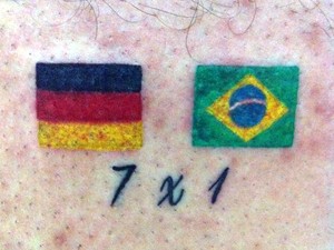 Torcedor brasileiro tatua 7 a 1 da Alemanha no Brasil