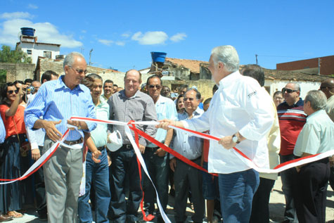 Tanhaçu: Governador inaugura obras junto com prefeito
