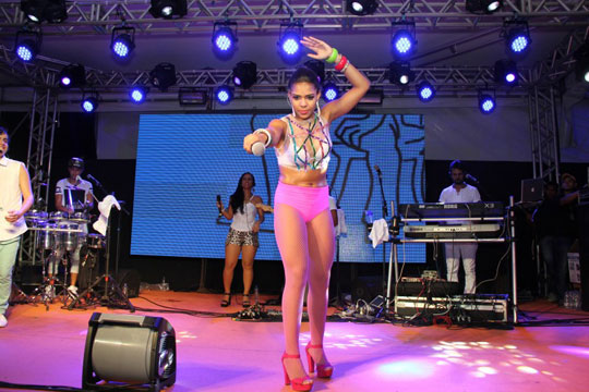 Vingadora esnoba em sua estreia no Carnaval de Salvador 
