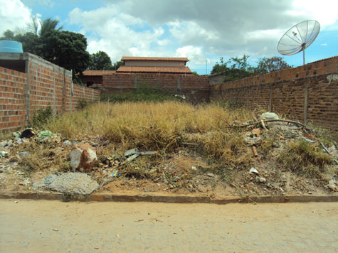 Brumado: Internauta denuncia terreno abandonado no Bairro Santa Tereza