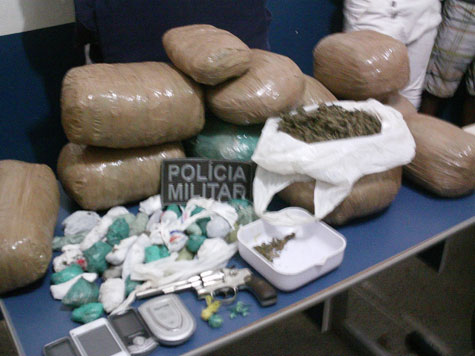 Riacho de Santana: Polícia apreende 18 kg de maconha; Presidiário comandava tráfico de Salvador