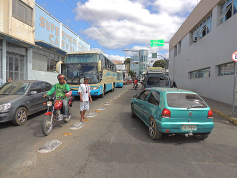 Obras da prefeitura deixa trânsito engarrafado no centro comercial em Brumado
