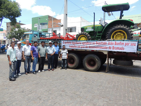 Brumado: Comunidades rurais recebem trator agrícola