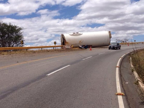 Anagé: Tubo de torre eólica cai de carreta na BA-262