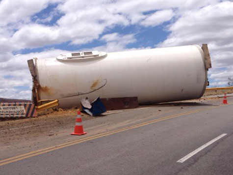 Anagé: Tubo de torre eólica cai de carreta na BA-262