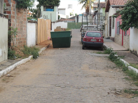 Brumado: Vagão de entulho congestiona rua estreita no centro