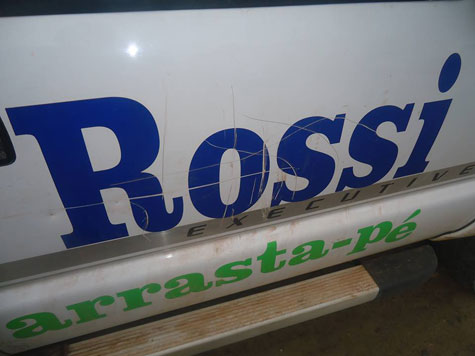 Carro do cantor brumadense Ed Rossi é danificado por vândalos