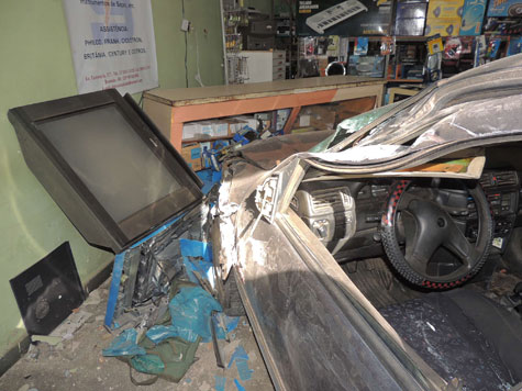 Carro invade loja de eletrônicos em Brumado