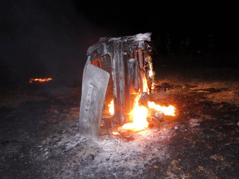 Brumado: Veículo capota no anel viário da BR-030 e pega fogo