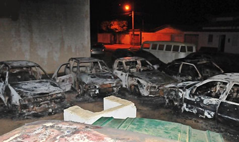 Veículos são incendiados na delegacia de Belo Campo
