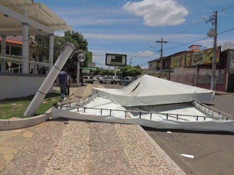 Brumado: Vento forte causa estrago na Praça Coronel Zeca Leite