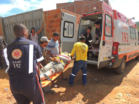 Brumado: Carregadores caem de cima de caminhão carregado com bloco que atola em buraco