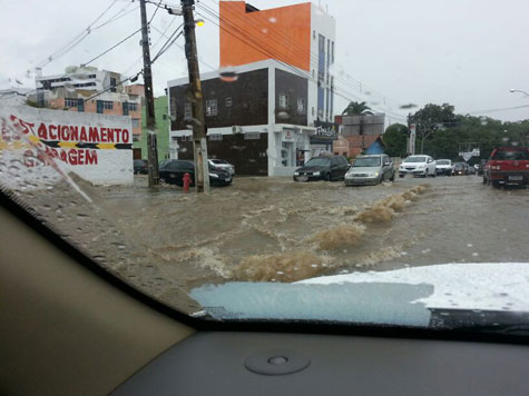 Chuva causa estragos em ruas de Vitória da Conquista