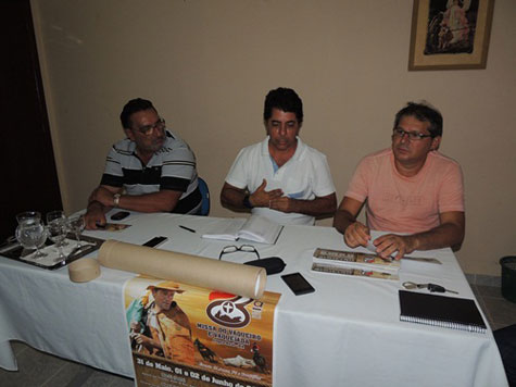Lagoa Real: Zezinho reúne com a comissão da Vaquejada 2013
