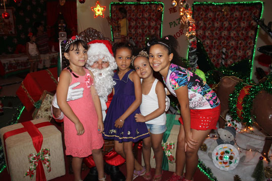 Criançada se diverte no primeiro dia de visitação à casa do Papai Noel em Brumado