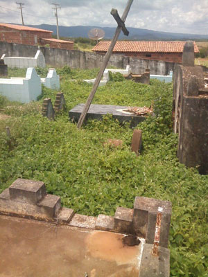 Brumado: Cemitérios de Cristalândia são abandonados