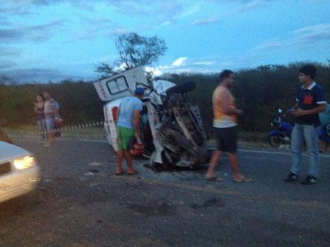 BA-148: Um morre e cinco ficam feridos em acidente entre ambulância e veículo de passeio