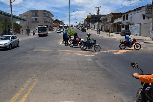 Óleo em pista provoca acidente na Avenida Centenário em Brumado