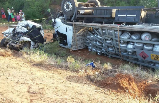 Homem morre após acidente envolvendo caminhão entre as cidades de Tanhaçu e Ituaçu