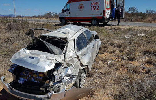 Carro capota várias vezes e motorista fica ferido em acidente próximo a Tanhaçu
