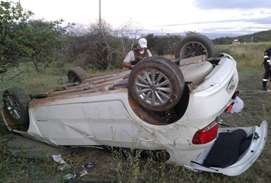 Veículo com estudantes bate em cavalo e capota na BA-262 entre Brumado e Aracatu