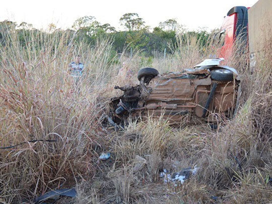 Batida entre carro e carreta mata 6 pessoas da mesma família no oeste da Bahia