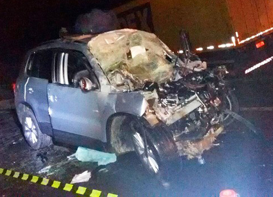 Batida entre carro e carreta dos Correios mata dois adultos e uma criança na BR-116 em Conquista