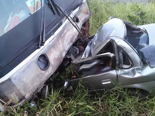 Batida entre ônibus e carro de passeio deixa cinco mortos na BR-420 na Bahia