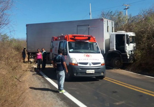 Uma pessoa morre em acidente entre carro e caminhão na BR-430 em Igaporã