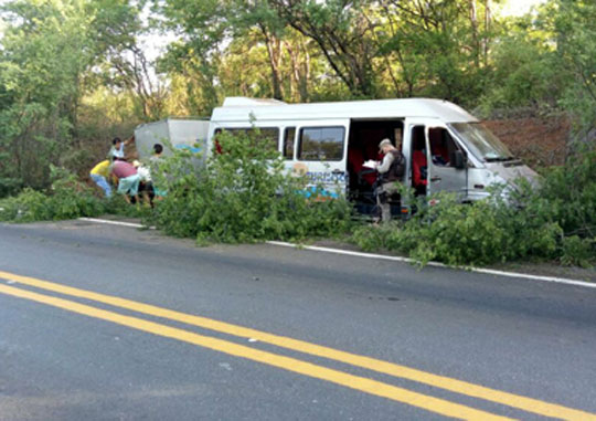 Riacho de Santana: Homem tem surto dentro de van e provoca acidente