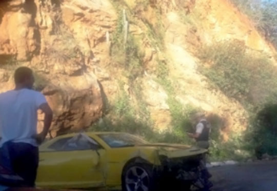 Camaro amarelo bate em paredão de pedra na BR-030 e acidente deixa quatro feridos em Guanambi