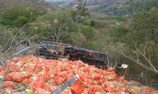 Rio de Contas: Caminhão cai em ribanceira da BA-148 na Serra das Almas