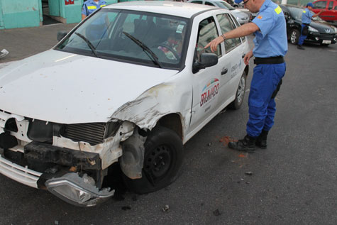 Brumado: Carro da prefeitura se envolve em acidente na Praça da Matriz