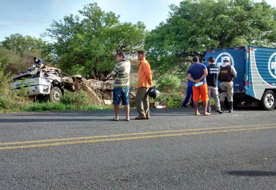 BR-030: Caminhão tomba e duas pessoas morrem na hora em Rio do Antônio